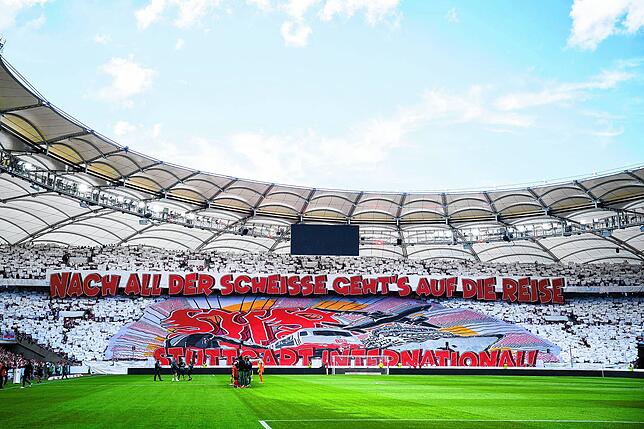 Choreografie der Fans des VfB Stuttgart vor dem Spiel mit der Aufschrift “Nach all der Scheisse geht‘s auf die Reise, Stuttgart ...