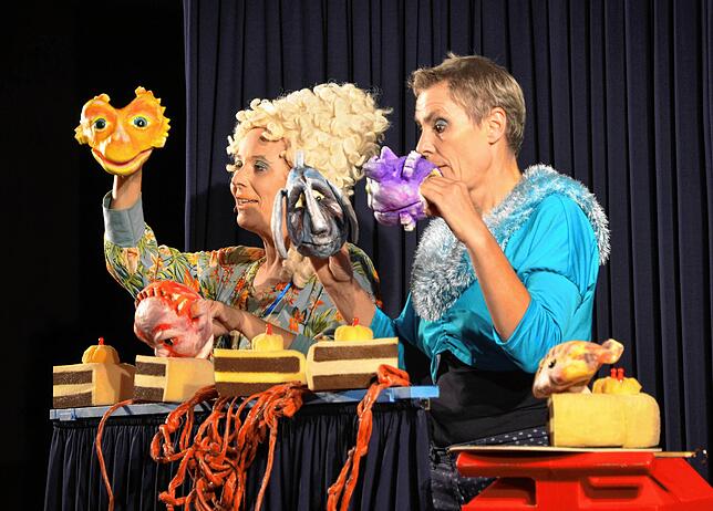 Virtuose Puppenspielerei: Claudia Engel und Annika Pilstl aus Berlin ziehen bei der diesjährigen Ausgabe des Kindertheaterfestivals mit ...