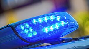 Blaulicht auf einem Polizeiauto (Symbolbild). In Waldshut fielen die Fäuste. Ein Unbekannter hate einem 20-Jährigen mehrfach ins Gesicht ...