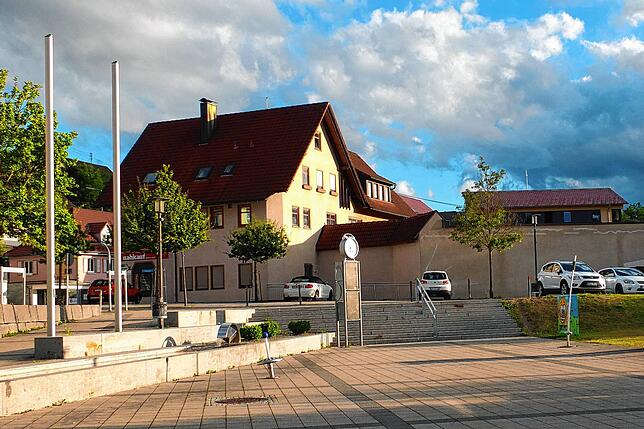 Die Säule mit der chronologischen Entwicklung der Uhrenindustrie im Ort und zwei symbolischen Zifferblättern der Jerger- und Peter-Uhren ...