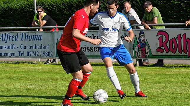 Sicher vom Punkt: Lukas Müller (rechts, gegen den Bad Säckinger Florian Herzog) verwandelte beim 4:3 des FC Geißlingen im Derby beim FC ...