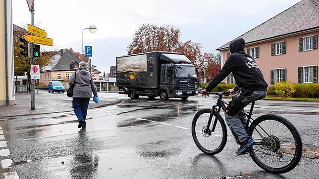 Eines der größten Probleme für Radfahrer in Gottmadingen ist die Orstmitte beim alten Rathaus. Hier schlängelt sich ein Radfahrer, der ...