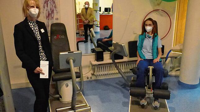 Das Rehaklinikum Bad Säckingen bietet jetzt &bdquo;Reha für pflegende Angehörige&ldquo; als neue Indikation an. Cornelia Göring (links) ...