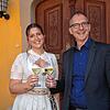 Direkt nach der Wahl zur Bodensee-Weinprinzessin im Staatsweingut gratuliert Hagnaus Bürgermeister Volker Frede der frischgebackenen, ...