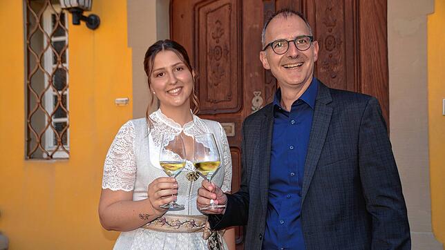 Direkt nach der Wahl zur Bodensee-Weinprinzessin im Staatsweingut gratuliert Hagnaus Bürgermeister Volker Frede der frischgebackenen, ...