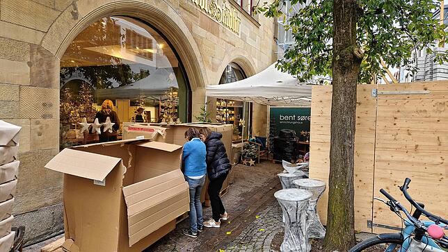 Rechts ist die Baustelle samt Absperrung zu sehen, die nach dem Großbrand in der Zollernstraße eingerichtet wurde. Direkt neben dem Kran ...