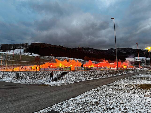 Sportplatz in Flammen: Ultras eines marokkanischen Fußballvereins richteten mit ihren Bangalos, Fackeln und Feuerwerkskörpern großen ...