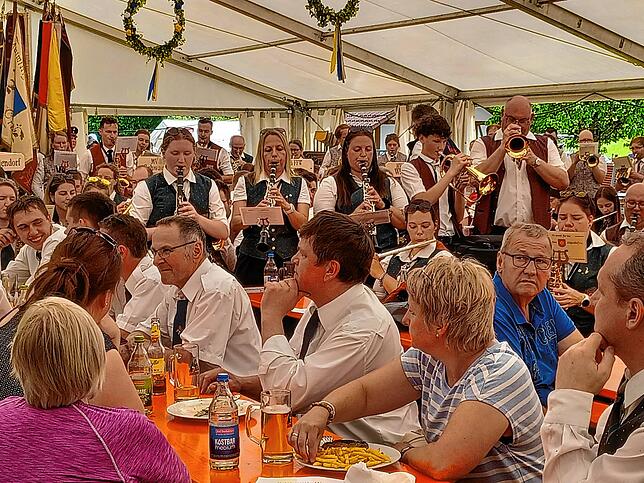 Bild 11: Gute Laune beim Bezirksmusikfest in Lausheim
