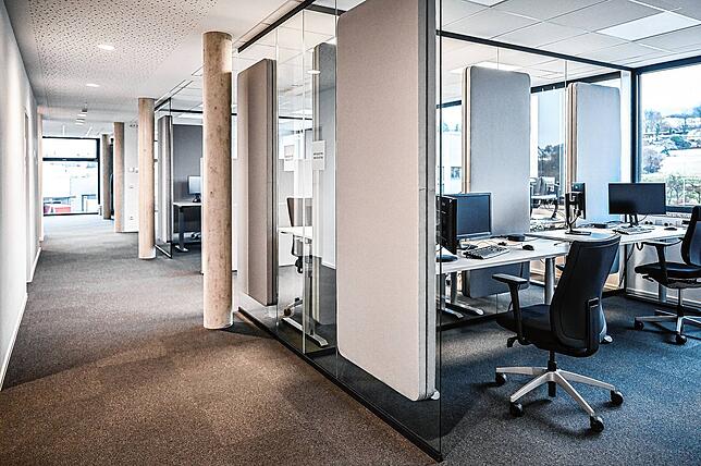 Arbeiten mit Blick auf die Riedwiesen: Unlängst hat das Unternehmen seinen Standort Markdorf modernisiert. Neben hellen Büros gibt es ...