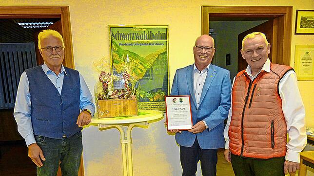 Nach 31 Jahren scheidet Rafael Kammerer (Mitte) auf eigenen Wunsch aus dem Ortschaftsrat Nußbach aus. Bürgermeister Gallus Strobel ...