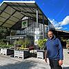 Er sieht sein Lebenswerk in Gefahr: Agraringenieur Rolf Gihr vor dem markanten Glashaus der Linzgau-Baumschule in Owingen.