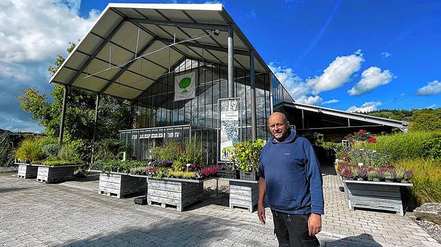 Er sieht sein Lebenswerk in Gefahr: Agraringenieur Rolf Gihr vor dem markanten Glashaus der Linzgau-Baumschule in Owingen.