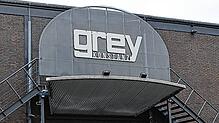 Die Namenstafel des Grey im Industriegebiet. In der Nacht zum 12. Februar kam es vor der Disko zu einer Auseinandersetzung, die einen ...