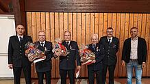Besondere Ehrungen bei der Feuerwehr: Edin Muslic, stellvertretender Kreisbrandmeister (von links), verleiht Franz Eckert, Rolf Siebold ...