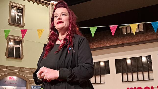 Hilgi – die Frau für alle Fälle (Jessica Zimara) hat sich persönlich um die Baustellen in der Stadt gekümmert. Bild: Susanne Eschbach