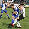 Zweikampf: Simon Gantert (links) steht in der Mitte bereit und will den Ball beim 5:0 der SG Mettingen/Krenkingen Richtung Tor ...