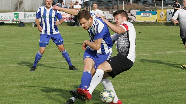 Zweikampf: Simon Gantert (links) steht in der Mitte bereit und will den Ball beim 5:0 der SG Mettingen/Krenkingen Richtung Tor ...