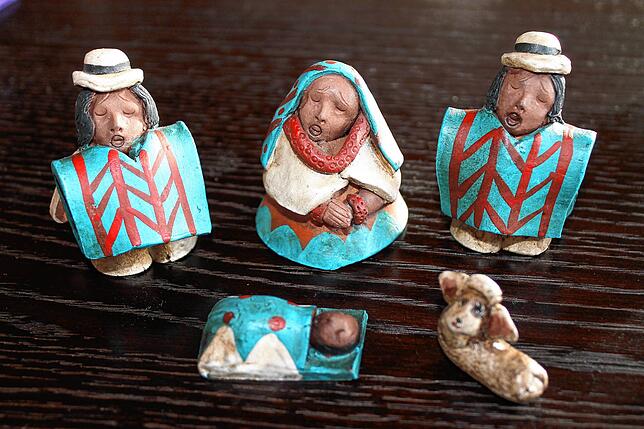 Diese Krippe mit der heiligen Familie mit Jesuskind in Ponchos erinnert an die Indianer in Ecuador im Hochland.