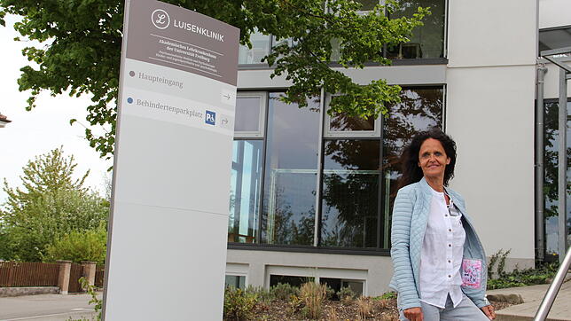 Chefärztin Marion Piela-Vieth vor dem Eingang der Luisenklinik in Radolfzell. Hier behandelt sie Kinder und Jugendliche mit ...