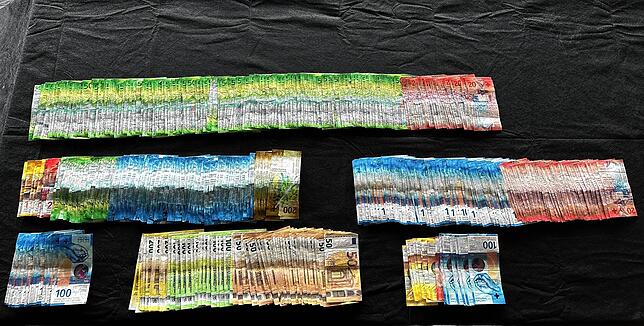 . . . und eine Menge Bargeld.