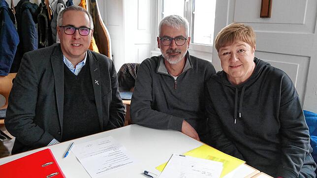 Pfarrer Andreas Sturm mit den gewählten Vertretern für die Bistumssynode, Thomas Stehle und Heike Huther (von links) im kleinen ...