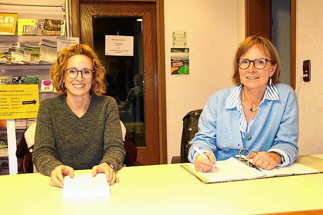 Nicole Kessler (links) und Sabine Budde sind Wahlhelfer im Wahllokal Rathaus Erzingen.