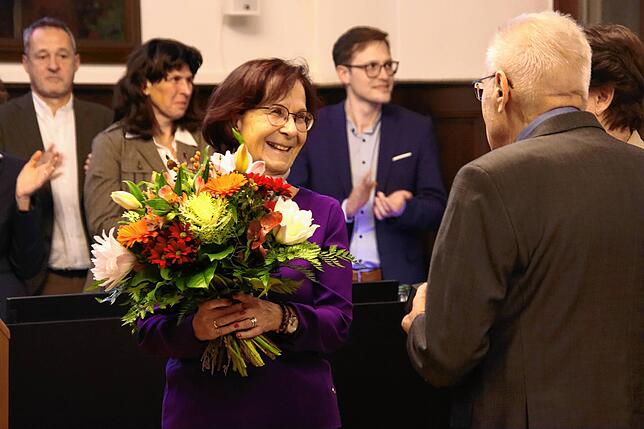 Auch Walter Hillers Frau Barbara Hiller wurde gedankt. Weil sie ihrem Mann jahrzehntelang unterstützte, bekam sie Blumen.