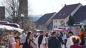 T-Shirt- und Sonnenbrillenwetter lockt viele Menschen auf den Tengener Josefsmarkt, der am zweiten Wochenende im März die Marktsaison ...