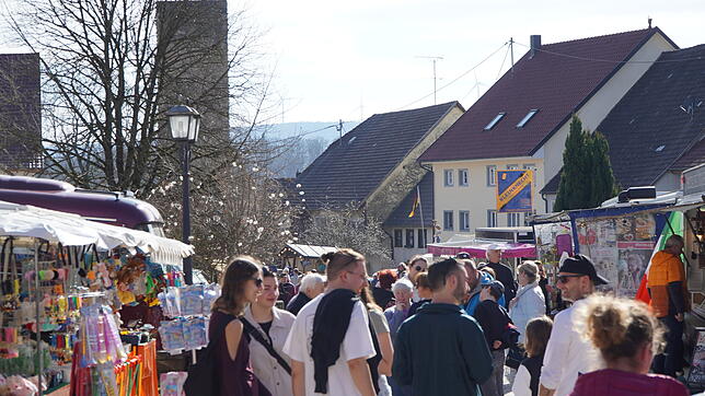T-Shirt- und Sonnenbrillenwetter lockt viele Menschen auf den Tengener Josefsmarkt, der am zweiten Wochenende im März die Marktsaison ...