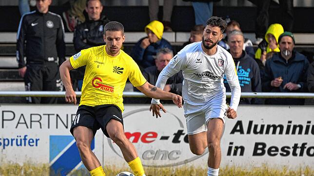 Jonas Brändle (links) und der Regionalligist FC 08 Villingen liefern im Duell mit dem FSV Frankfurt (Giorgio del Vecchio) eine gute ...