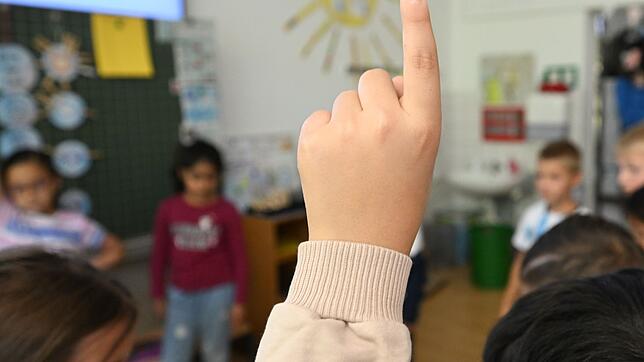 Hände hoch für gute Bildung: Das Land will nun mehr Lehrer einstellen.