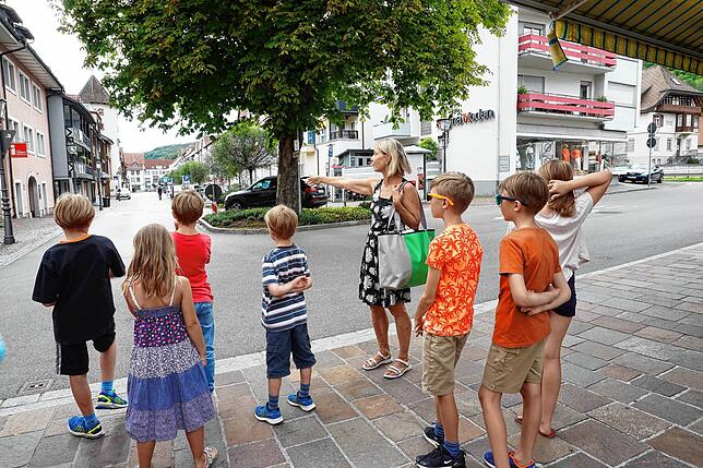 Durch viele Stationen führte Stadtführerin Susanne Tritschler und informierte über alte Geschichten und Geschehnisse.