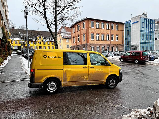 Ein Fahrzeug der Deutschen Post verlässt den Zustellstützpunkt St. Georgen.