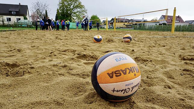 Auf den drei Beachfeldern am VfB-Stadion wird bereits trainiert. Hier will die Stadt eine Traglufthalle für den Sportunterricht der ...