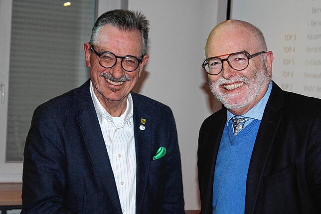VfR-Vorsitzender Siegfried Endres (links) bedankt sich bei Bürgermeister Rainer Stolz für die finanzielle Unterstützung, die der VfR bei ...