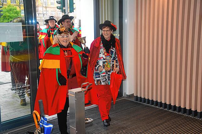 Narrenpolizist Beatrix I. (links) und Narrengotte Angelika Klomki führen den Sturm auf das Rathaus an.