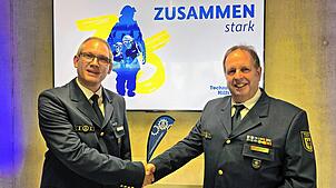 Hannes Ruther (links), neuer THW-Ortsbeauftragter in Überlingen, mit seinem Vorgänger Robert Johannsen, der seit Juni 2015 dieses Amt ...