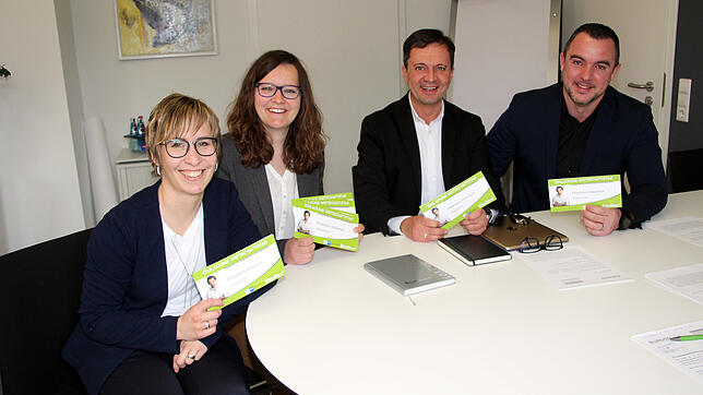 Sie ziehen für den Blumberger Wirtschaftstag an einem Strang: von links Alexandra Bouillon und Lena Hettich von der städtischen ...
