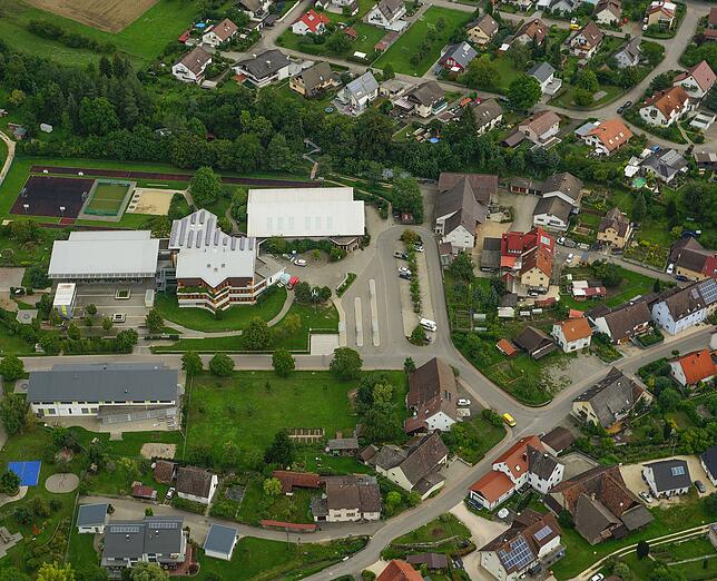 Die groben Formen sind gleich, doch die Eigeltinger Schule ist stark gewachsen. Es gab einen Anbau und das Außengelände sieht heute ...