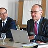 Erster Landesbeamter Christof Keckeisen (links), hier neben Landrat Lothar Wölfle, ist in diesen Tagen Leiter des Krisenstabs beim ...