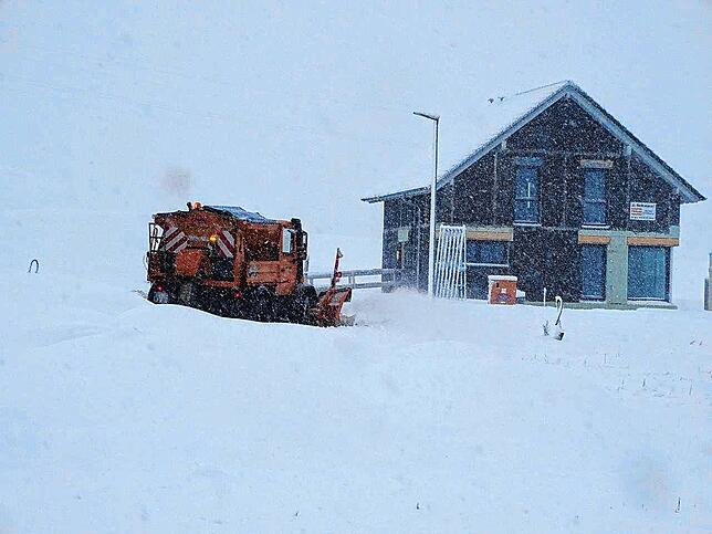 Der Winterdienst hat viel zu tun, kommt aber aufgrund der andauernden Schneefälle einfach nicht mehr nach.