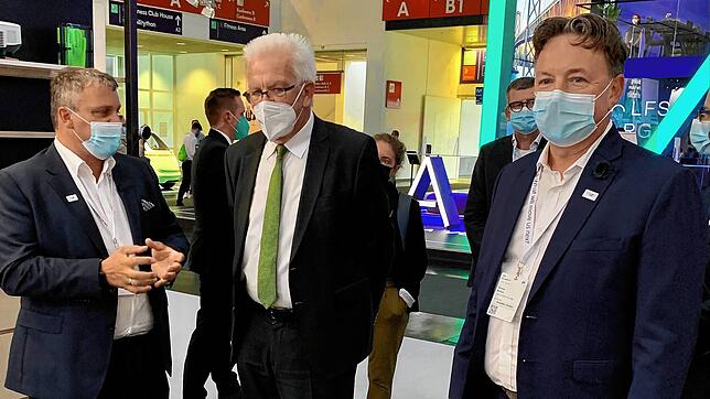 Hoher Besuch auf der Automesse IAA (von links): LFT-Chef Christian Meyer erklärt Ministerpräsident Winfried Kretschmann (Grüne) die ...