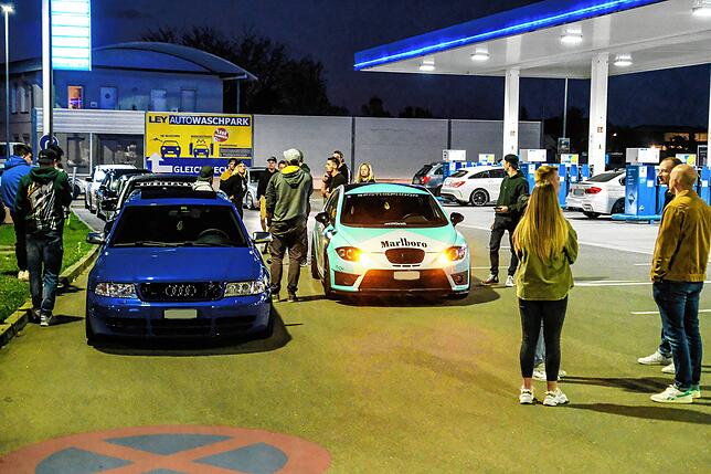 Bild 2: Die meisten Tuner posierten daheim: So war der Car-Freitag in Singen