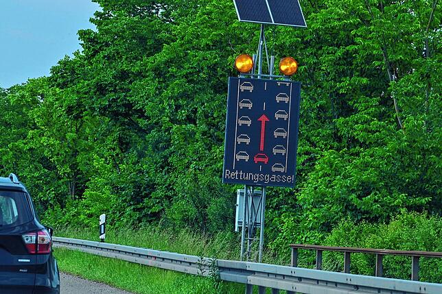 Elektronische Verkehrsschilder weisen auf den Stau hin. Und fordern zum Bilden einer Rettungsgasse auf.