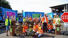 Mit einem exemplarischen Müllhaufen wollen Müllwerker zeigen, wie viel Kunststoff, Glas und Plastik aktuell im Bodenseekreis im Biomüll ...