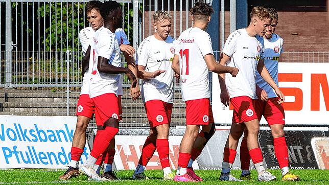 Jubel über das Tor des Tages: Der Kapitän der Pfullendorfer, Heiko Behr (Dritter von links), erzielte das 1:0 gegen die SF Elzach-Yach ...