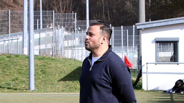 Trainer Ertan Tasdemirci und der VfR Stockach gewinnen mit 3:0 gegen den FC Radolfzell.