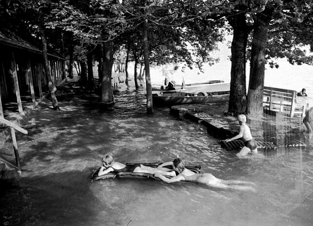 In diesem Jahr gab es Hochwasser im Bodensee – und die Badenixen konnten lässig auf der Luftmatratze bis zur Kabine schwimmen. Bild: ...