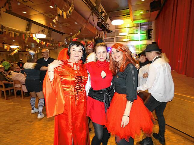 Das Publikum war bunt kostümiert und bestens gelaunt, so auch das Trio in Rot.
