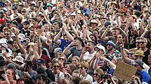 Enthusiastische Begeisterung herrscht unter den Musikfans beim einstündigen Auftritt des Brass-Orchesters. Bild: Herbert Dreher